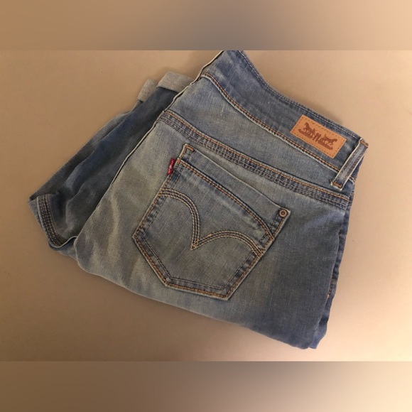 Light Wash Bermuda Length Levis - Picture 4 of 4